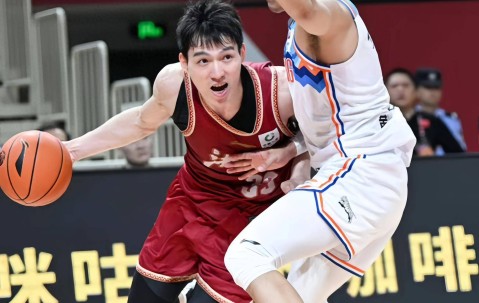 包含赛地聚焦——CBA常规赛赛后热度飙升，山东男篮篮板制胜，媒体盛赞，临场指挥获称赞的词条-爱游戏