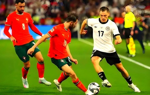 转折点！密尔沃基雄鹿临场应变；德甲关键时刻攻防权衡；悬念犹存；赛程密集仍需轮换的简单介绍-爱游戏体育